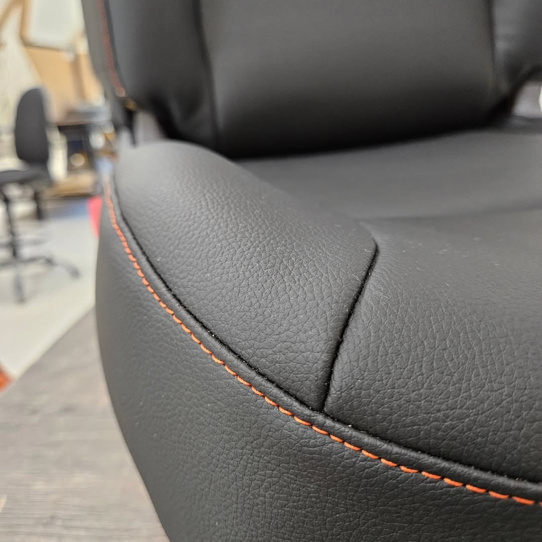 Gros plan sur les coutures d'un volant