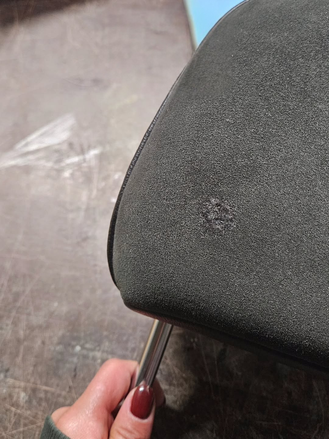 Réparation d'un trou de cigarette sur un siège