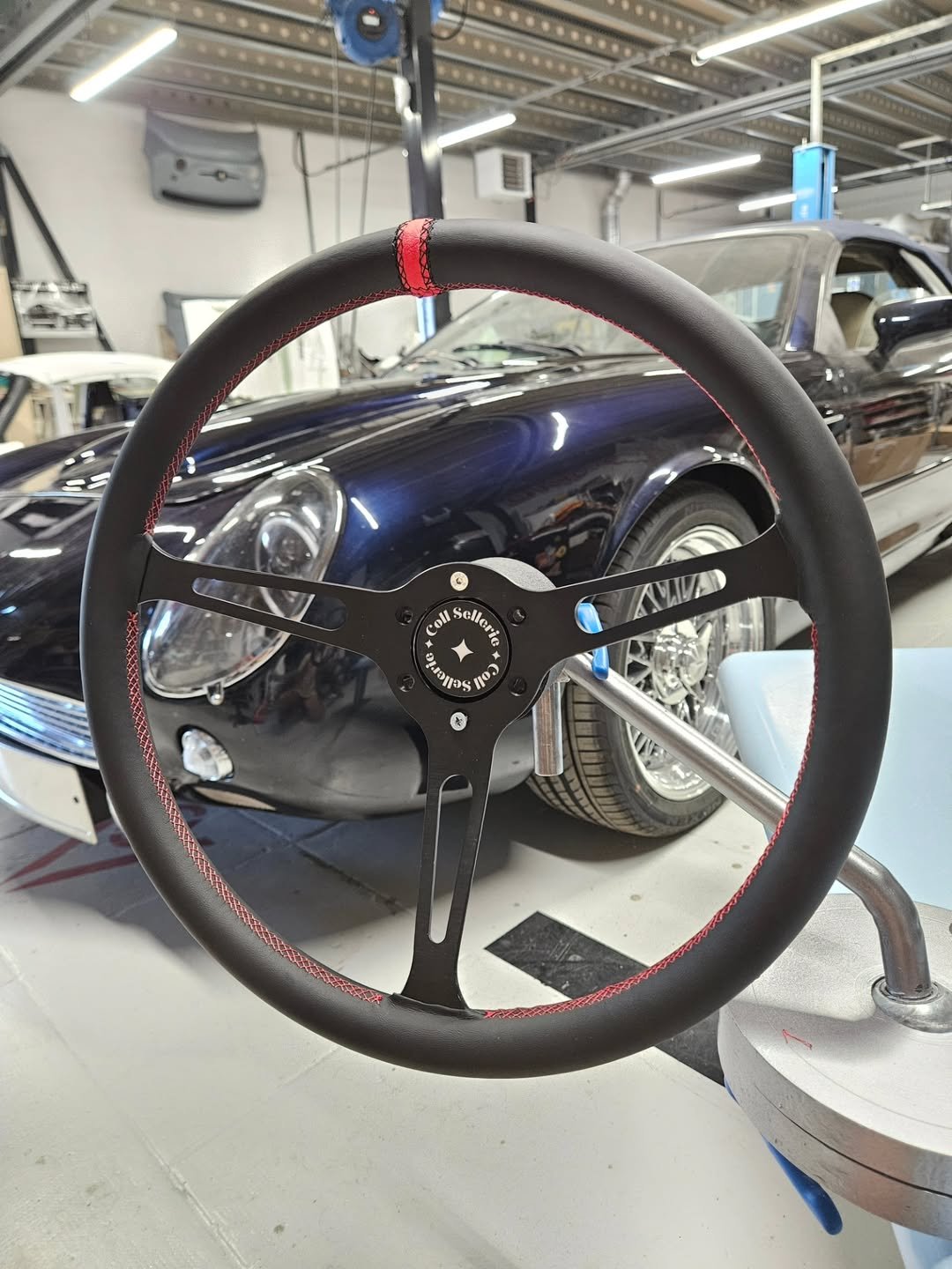 Volant en cuir décoloré et abîmé